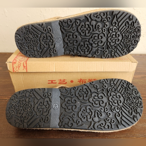 Floral Embroidered Women's flat slip ons, Size 8 - Picture 9 of 9